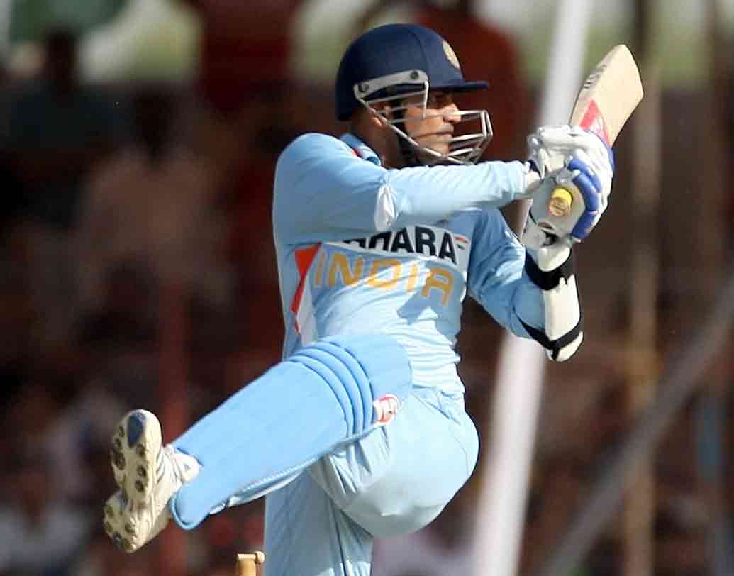 সচিনের সঙ্গে ওপেন করবেন বীরেন্দ্র সহবাগ। পাঁচ বছরে ১৩১টি ম্যাচে ৪১৩০ রান করেছেন সৌরভের ‘বীরু’। ৭টি সেঞ্চুরি ও ১৯টি হাফ সেঞ্চুরি সহ তাঁর গড় ৩২.৮৪।