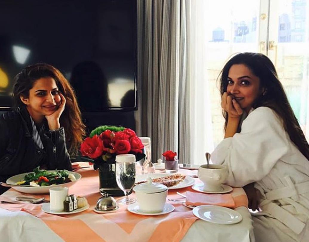 শালিনার কাজে খুশি হয়ে তাঁকেই নিজের ব্যক্তিগত স্টাইলিস্ট হিসেবে নিয়োগ করেছেন দীপিকা। শালিনা জানিয়েছেন, দীপিকার সঙ্গে তাঁর সম্পর্ক বন্ধুর মতোই। তাঁকে মাঝে মাঝেই দামি উপহার দেন নায়িকা।