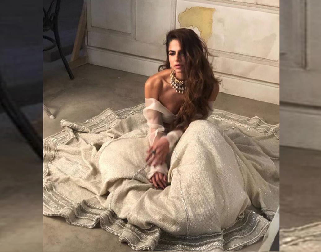 সম্প্রতি ‘জয়পুর জেমস জুয়েলারি’র জন্য শুট করেছেন শালিনা। সাদা লেহঙ্গার সঙ্গে অফ-শোল্ডার টপ এবং মানানসই ভারী গয়নায় তাঁকে পোজ দিতে দেখে নেটিজেনরা বলতে শুরু করেছেন হয়তো খুব তাড়াতাড়ি মডেলিংয়েও হাত পাকাতে চলেছেন শালিনা।