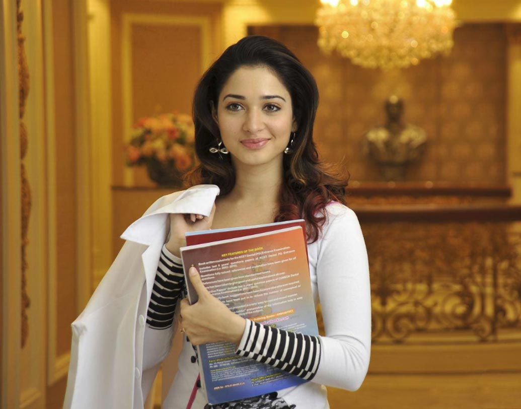 তামান্না ভাটিয়া: দক্ষিণী ছবি ছাড়া বলিউডেও হাত পাকিয়েছেন তামান্না। ‘বাহুবলী’ সিরিজ তাঁর কেরিয়ারের অন্যতম টার্নিং পয়েন্ট। অভিনয়ের পাশাপাশি তামান্নার পছন্দের জায়গা তাঁর নিজস্ব গয়নার বুটিক। ২০১৫ সালে ‘হোয়াইট অ্যান্ড গোল্ড’ নামে নিজের জুয়েলারি ব্র্যান্ড খুলেছেন তিনি।