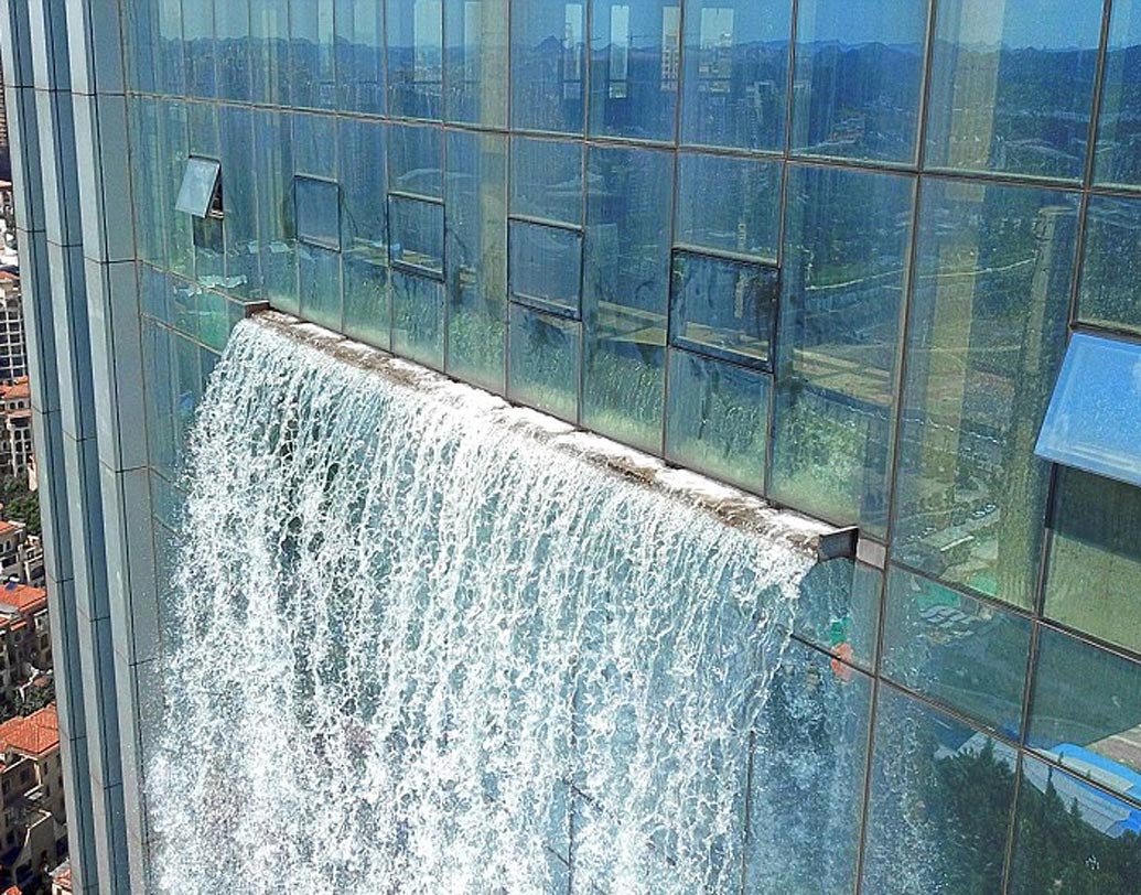 চিনের দক্ষিণ-পশ্চিমে গুইয়াং শহরে তৈরি হয়েছে একটি বহুতল৷ সেই বহুতলেই ৩৫০ ফুট উচ্চতার এই কৃত্রিম জলপ্রপাত তৈরি করেছেন চিনের ইঞ্জিনিয়াররা৷