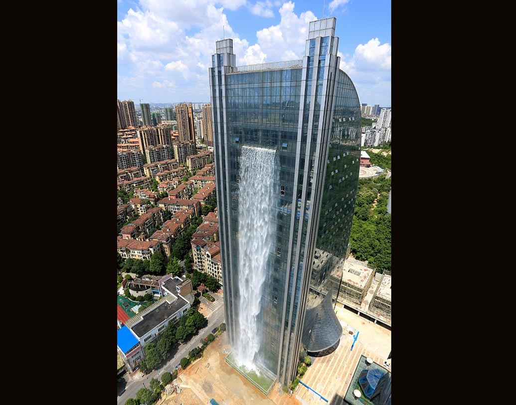 শহরের মাঝেই বাণিজ্যিক এলাকায় এই লিবিয়ান বিল্ডিং। উচ্চতা প্রায় ৩৯৭ ফুট। তার গা বেয়েই এই জলধারা নামছে।