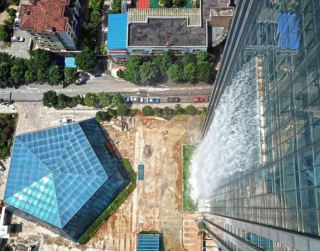 চিনের বাসিন্দারা এই বাড়িটিকে ওয়াটারফল বিল্ডিং নামেই চেনেন। চার চারটে ১৮৫ কিলোওয়াটের পাম্প বসানো হয়েছে এই বহুতলের এক্কেবারে মাথায়।