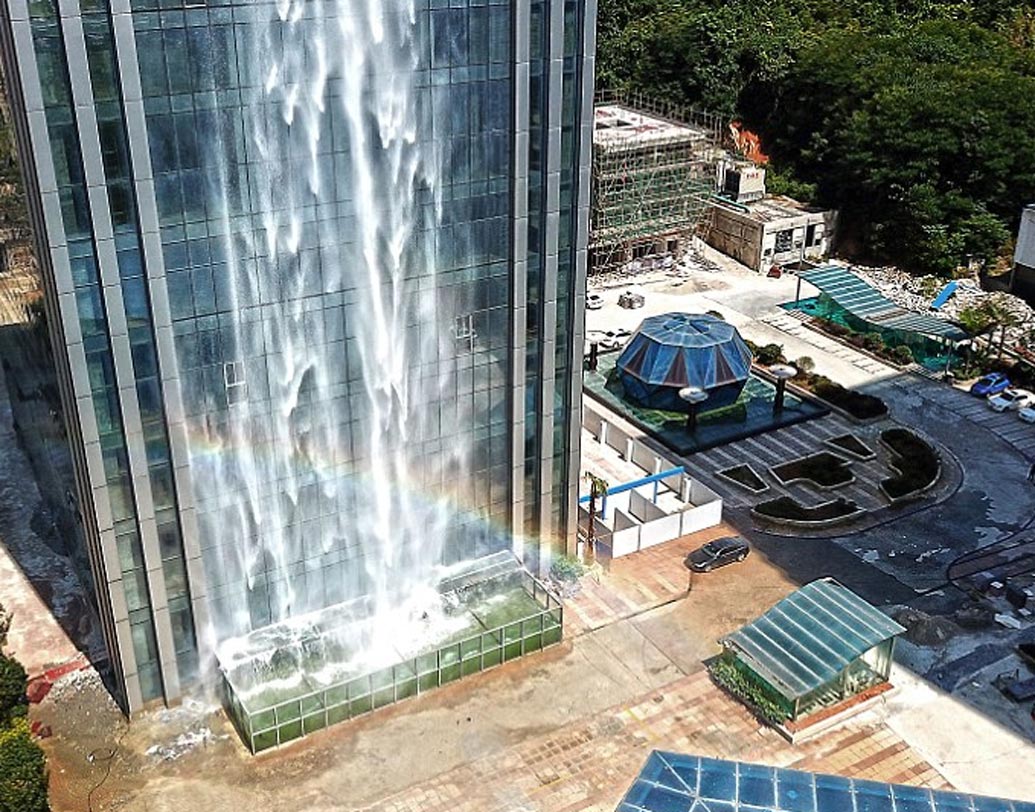 এই জলপ্রপাত কিন্তু রোজ চালু থাকে না। বিশেষ উৎসবের সময় ১০-২০ মিনিট চালু করা হয় পাম্প। বৃষ্টির জলও জমিয়ে রাখা হয় বহুতলের ট্যাঙ্কে।