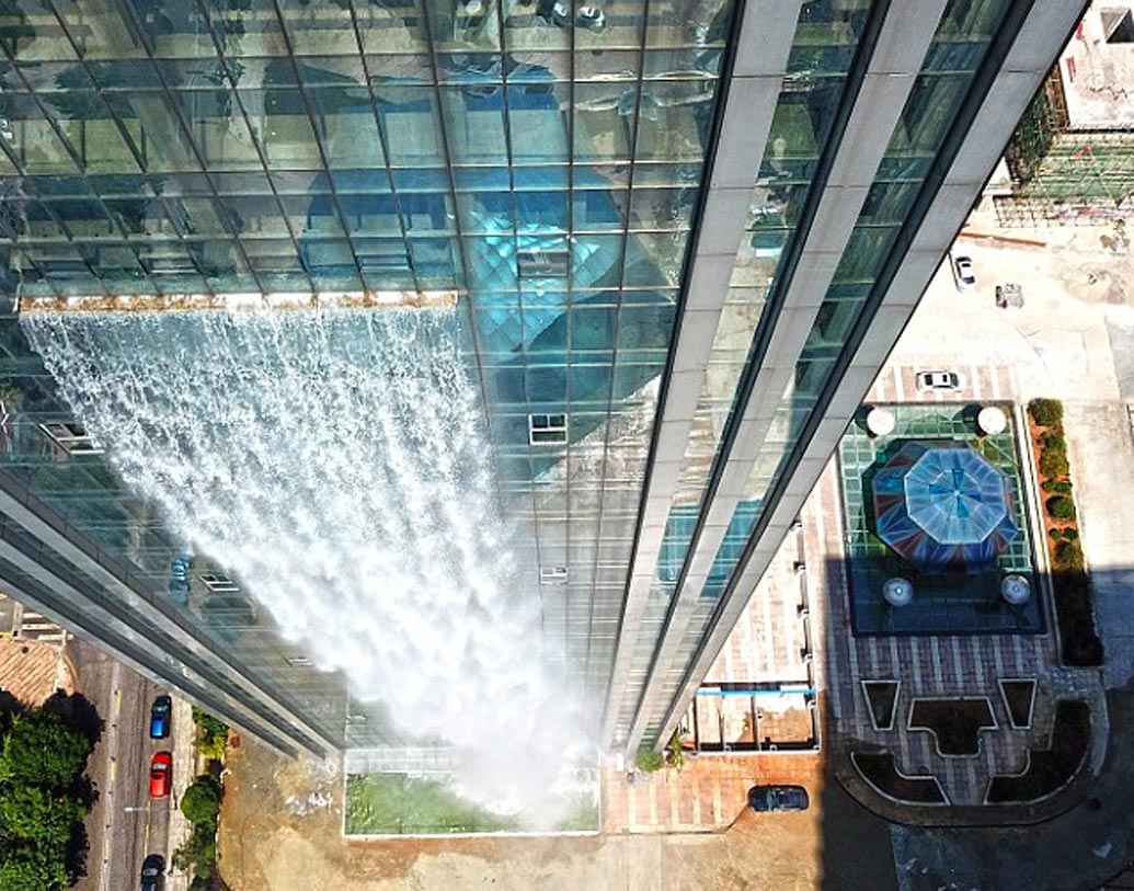 দু’বছর আগে এই জলপ্রপাত তৈরি হলেও তা বিশ্বের নজরে আসে সম্প্রতি। নির্মাতারা জানাচ্ছেন, একবার পাম্প করে জল উপরে তুলতে খরচ ১২০ ডলারেরও বেশি।