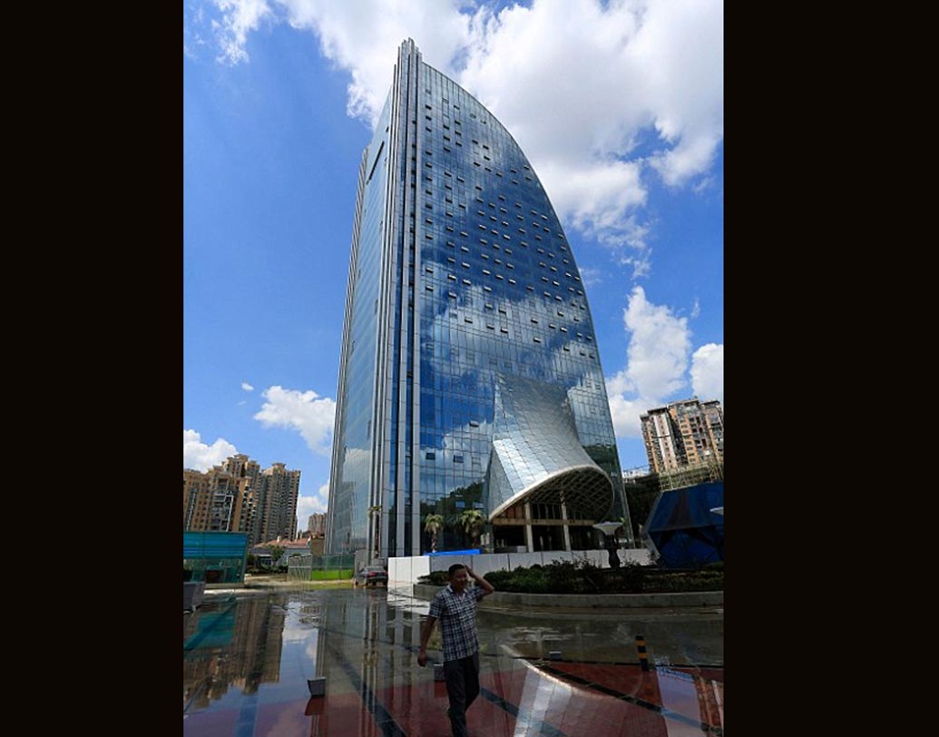 জল অপচয় হচ্ছে, অপচয় হচ্ছে অর্থেরও, এমন দাবি জানিয়ে পরিবেশপ্রেমীরা অবশ্য বিরোধিতা করেছেন এই জলপ্রপাতের।