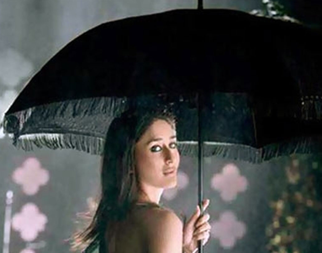 বডিগার্ড- গানের দৃশ্যে বলিউড বরাবরই ছাতার ব্যবহার করে এসেছে। ঠিক যেরকমটা হয়েছে ‘বডিগার্ড’ ছবিতে। একটি ছাতা হাতেই ‘তেরি মেরি প্রেম কাহানি’ গানটা জমিয়ে দিয়েছিলেন করিনা কপূর।