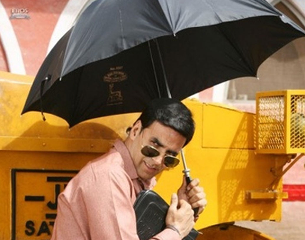 খট্টা মিঠা- বলিউডি চাল নয়, একদম ছাপোষা সাধারণ মানুষেরই মতো একটা ছাতা হাতে ঘুরে বেড়াতেন কন্ট্র্যাক্টর সচিন টিচকুলে অর্থাৎ অক্ষয় কুমার। রোদ বা বৃষ্টির হাত থেকে তো বটেই কখনও সেই ছাতা আবার কর্মচারীদের পেটানোর কাজেও ব্যবহার করতেন অক্ষয়।