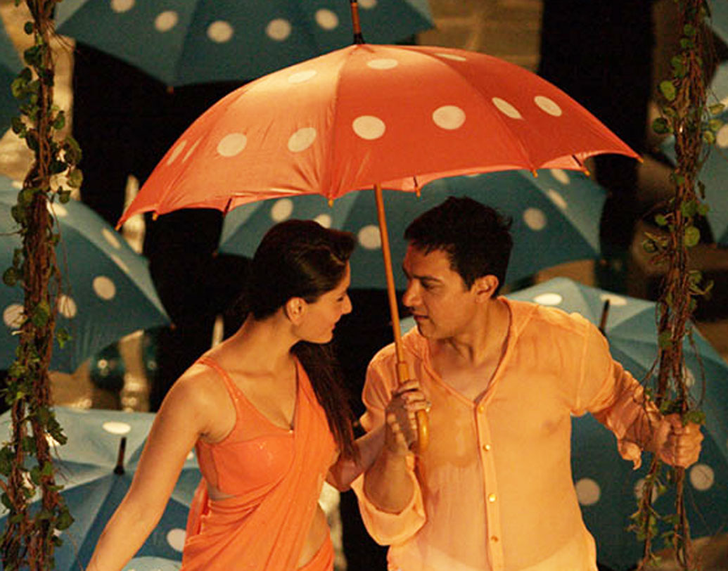 থ্রি ইডিয়টস- এক বৃষ্টির দিনেই র‌্যাঞ্চোর মাথায় প্রেমের পোকা কিলবিল করেছিল।আর ঠিক তার পরেই ছাতা নিয়ে আমির আর করিনার ‘জুবি ডুবি’ গানে মেতে ওঠা। যদিও এই ছবিতে নানান দৃশ্যে অদ্ভুতভাবে ছাতার ব্যবহার দেখা গিয়েছিল।