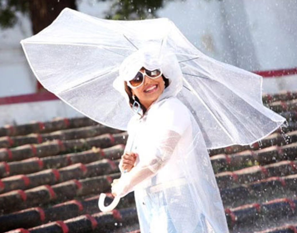 আইয়া- ছবিতে একটি গানে নানান সময়ের অভিনেত্রীদের ট্রিবিউট জানিয়েছেন রানি মুখোপাধ্যায়। আর সেই গানেই রানির হাতে দেখা গিয়েছিল ট্রান্সপারেন্ট একটি ছাতা। চালবাজ ছবিতে শ্রীদেবীর হাতে ঠিক ওরকমই একটা ছাতা ছিল।