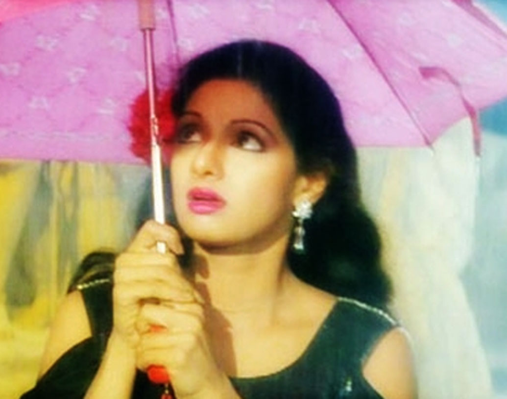 সোনে পে সুহাগা- শ্রীদেবী মানেই তাঁর ছবিতে ছাতা একটা থাকবেই। তবে ‘সোনে পে সুহাগা’ ছবিতে শ্রীদেবী ব্যবহৃত ছাতাটি থেকে চোখ ফেরানো যেত না।