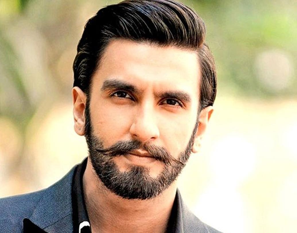 রণবীর সিংহ: ‘পদ্মাবত’ অভিনেতার উত্তর ভারতীয় লুকস, দেহের গঠন ও মুখের আকারের জন্য একাধিক অডিশনে বাদ দেওয়া হয়েছিল। অভিনয় দিয়ে মন জয় করেন তিনি।