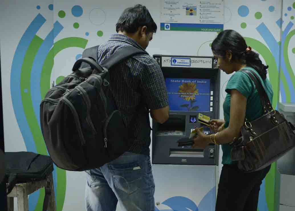 এটিএম স্কিমিং পদ্ধতি ব্যবহার করে এটিএম কার্ডের তথ্য হাতানো হয়। গ্রাহকের ব্যাঙ্ক অ্যাকাউন্ট থেকে অজান্তেই টাকা গায়েব করা যায়। এই সাইবার অপরাধীদের বলা স্কিমার।