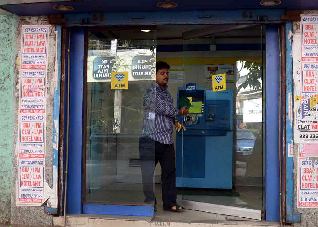 প্রধানত স্কিমিং হয় তিনটি ধাপে। এটিএম কার্ড প্রেস করার জায়গায় স্কিমিং ডিভাইস আগে থেকেই লাগিয়ে রাখা হয়। খুবই ছোট হয় এ ধরনের ডিভাইস। কোনও সংযোগ তার ছাড়াই স্কিমারকে তথ্য পাঠাতে পারে এই যন্ত্র।