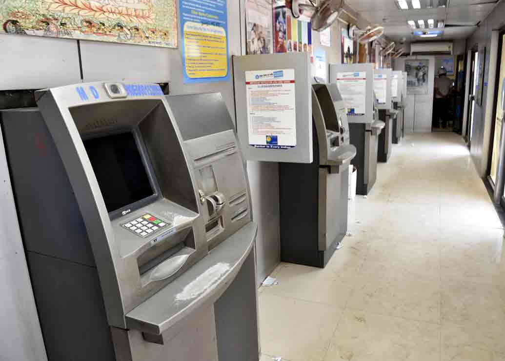 ওই যন্ত্র আকারে তিন ইঞ্চির বড় নয়। এটিএমে কার্ড সোয়াইপের জায়গায় যন্ত্রটি লুকিয়ে রাখা হয়। গ্রাহক কার্ড সোয়াইপ করামাত্রই দুষ্কৃতীদের লাগানো যন্ত্রে সেই তথ্য বা ডেটা নকল হয়ে যায়। পরে সেই তথ্যের ভিত্তিতে নতুন এটিএম কার্ড তৈরি করে নেয় অপরাধী।