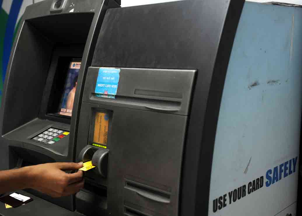 অনেক সময় জালিয়াতরা এটিএমে লাগানো ক্যামেরার ‘সেটিংস’ পরিবর্তন করে দেয়। তার ফলে কোনও গ্রাহক যখন এটিএমে পিন নম্বর টিপছেন, সেটা দেখা যায় সেই সিসিটিভি ক্যামেরায়।