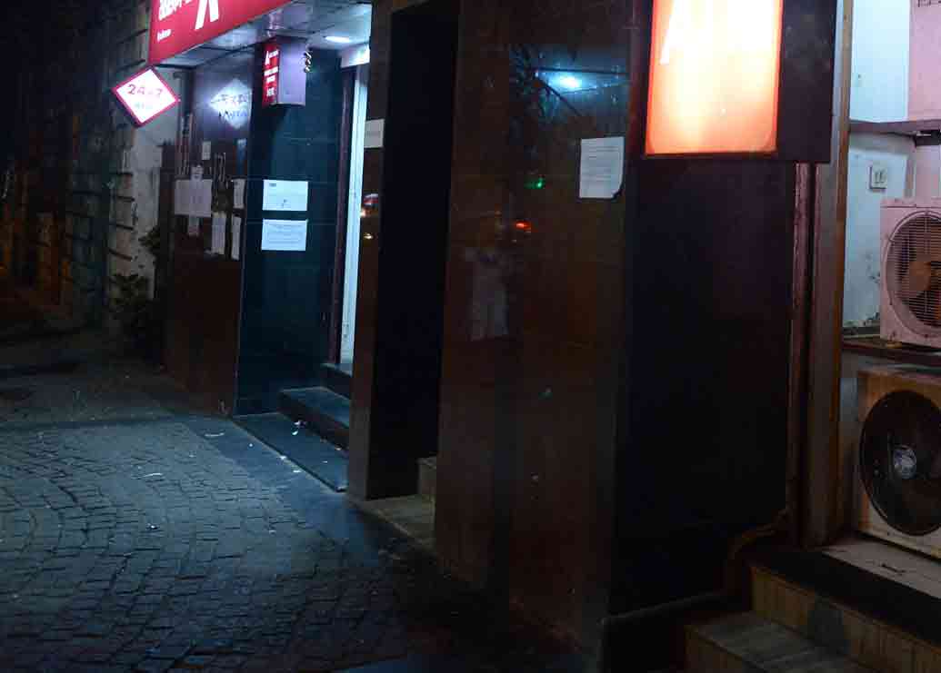 এ ধরনের প্রতারণার হাত থেকে বাঁচতে দেখে নিন এটিএম কিয়স্কে নিরাপত্তারক্ষী আছেন কি না। যদি কোনও রক্ষী না থাকেন তা হলে ব্যাঙ্ক কর্তৃপক্ষকে জানান। রক্ষীবিহীন এমন এটিএম ব্যবহার করবেন না।