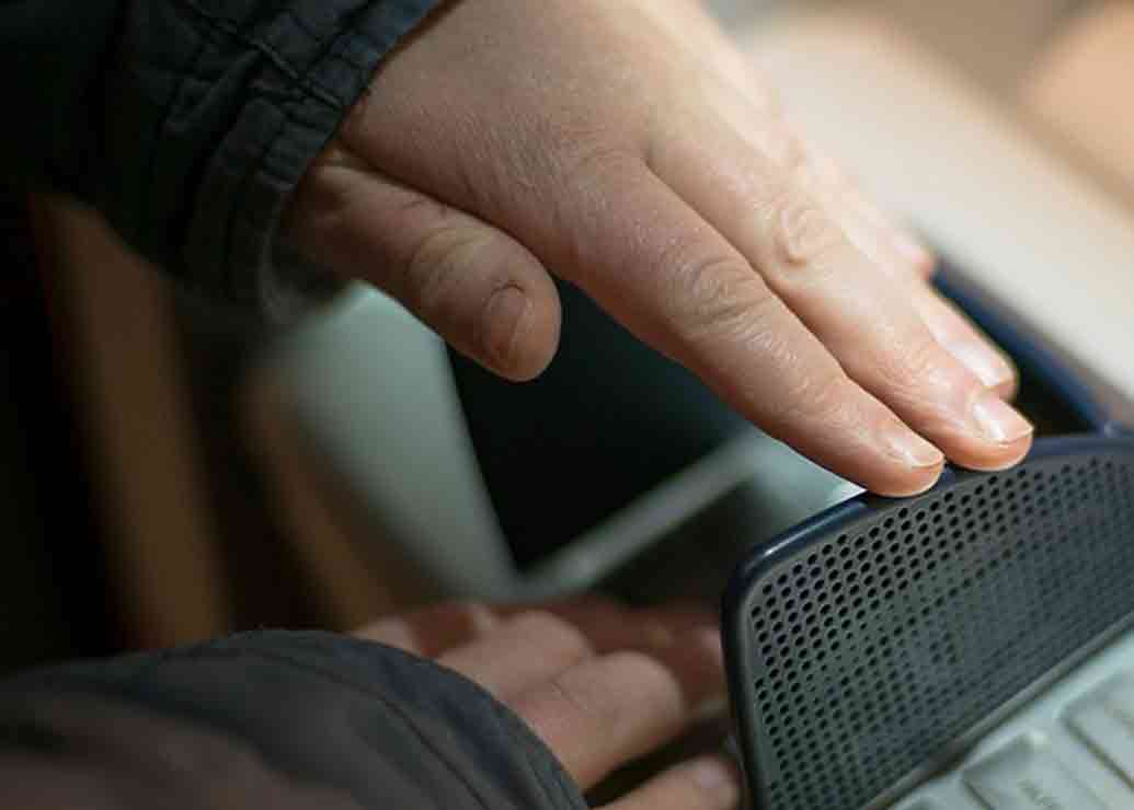 কার্ড সোয়াইপ মেশিনে আলো জ্বলছে কি না, তা-ও দেখতে হবে। সেই সঙ্গে এটিএমের উপর হাত ঢেকে পিন নম্বর দেওয়া অভ্যাস করুন।