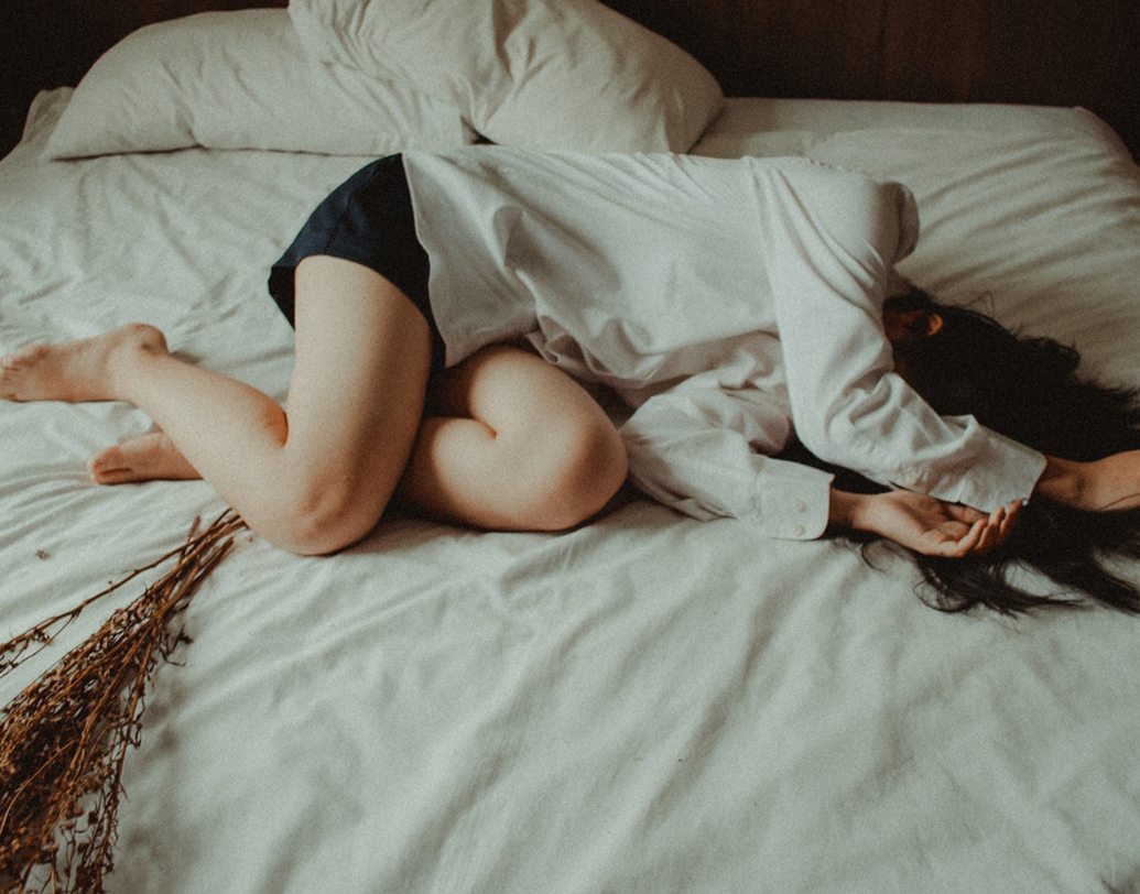 সারা দিন পরিশ্রমের পর ক্লান্ত হওয়া তো স্বাভাবিক। কিন্তু ঘুম থেকে উঠেও ক্লান্ত হয়ে পড়ে বা সারা দিনই ঘুম-ঘুম ভাব, ক্লান্তি কিন্তু ভাল কথা নয়। দীর্ঘ দিন এমন হলে রক্ত পরীক্ষা করান। রক্তে শর্করার পরিমাণ বাড়লে এমন ক্লান্তি থাবা বসায়। ছবি: আনস্প্ল্যাশ।