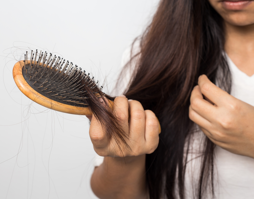 চিকিৎসকদের মতে, প্রতি দিন গড়ে ১০০টা চুল পড়ে, আবার ১০০টা চুল গজায়। বর্ষা কালের আবহাওয়ার কারণে চুল পড়ার সংখ্যা খানিক বাড়ে। কিন্তু আপনার কি সারা বছরই অত্যধিক চুল পড়ছে? তা হলে সাবধান হোন। পরামর্শ নিন চিকিৎসকের। হতেই পারে, এই চুল পড়া ডায়াবিটিসের ইঙ্গিত। ছবি: শাটারস্টক।