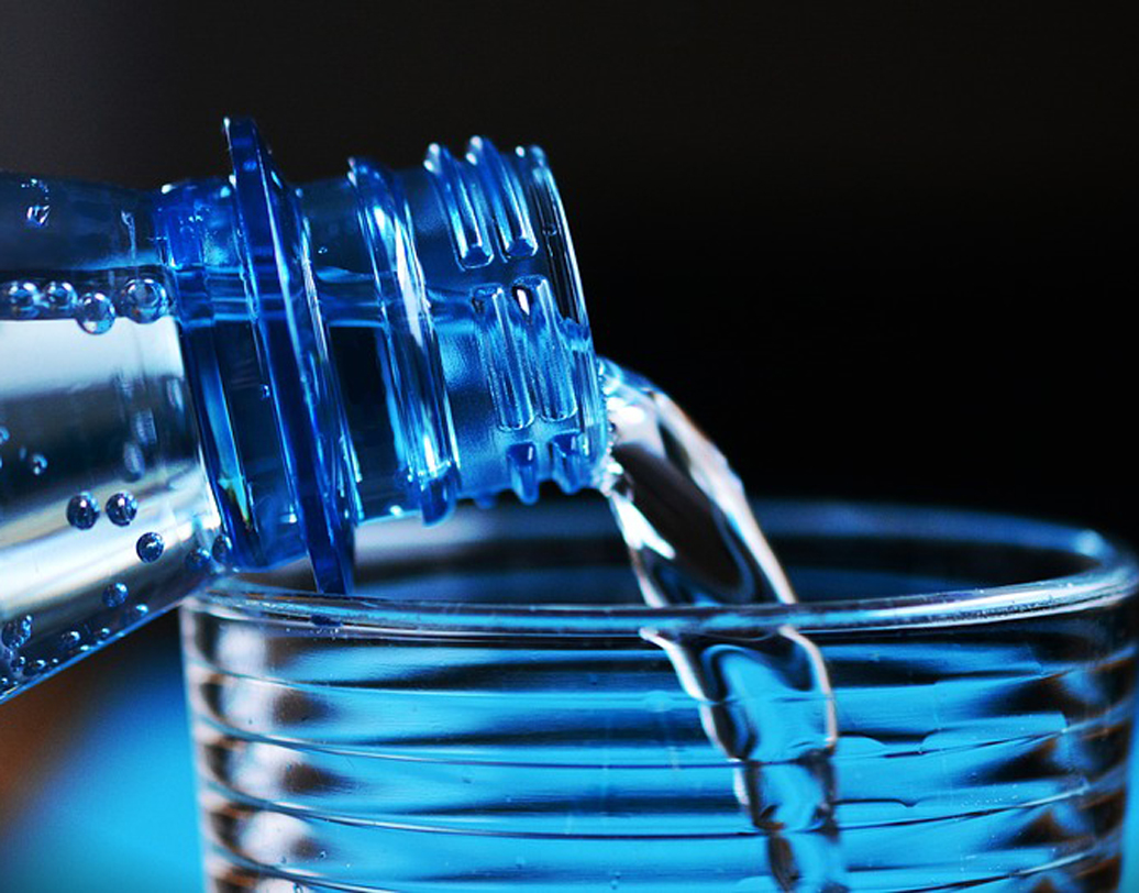 ঘন ঘন জল তেষ্টা পাচ্ছে? মাঝ রাতে জিভ শুকিয়ে এসে ঘুম ভাঙছে? রক্তে শর্করা বৃদ্ধির অন্যতম লক্ষণ এটি। শর্করা শরীরে জলের চাহিদা বাড়ায়। ডায়াবিটিকদের ক্ষেত্রে রক্তে শর্করার মান বেড়ে গেলেও এমন উপসর্গ দেখা যায়। তাই সাবধান হতে হবে এমন হলেও। ছবি: পিক্সঅ্যাবে।