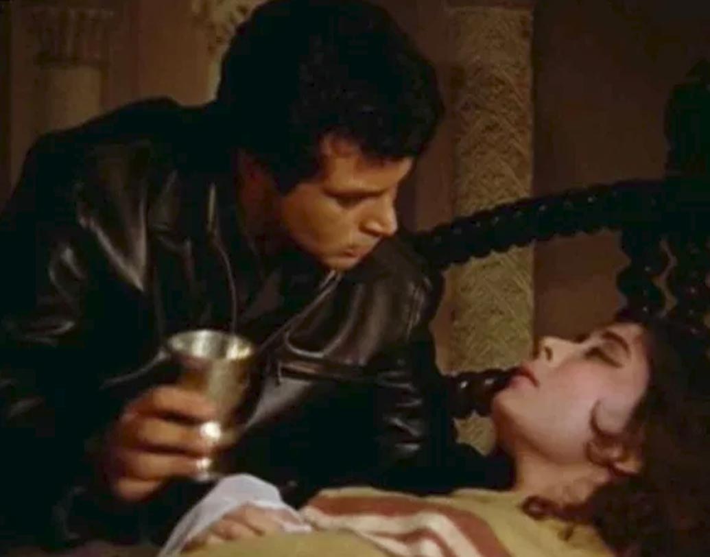 পাঁচ-ছয়ের দশকের প্রথম সারির নায়িকা মীনার সঙ্গে জড়িয়েছে বহু পুরুষের নাম। জল্পনা ছিল, ছয়ের দশকের উঠতি হিরো ধর্মেন্দ্রর সঙ্গে তাঁর সম্পর্ক ছিল তিন বছর। তবে মীনা কুমারীর ঘনিষ্ঠ মহলের মতে, তা ছিল মাত্র মাস ছয়েকের। ধর্মেন্দ্রর কেরিয়ারের প্রথম দিকে সাহায্যের হাত বাড়িয়ে দিয়েছিলেন মীনা কুমারী। তা কখনও ভুলতে পারেননি ধর্মেন্দ্র।