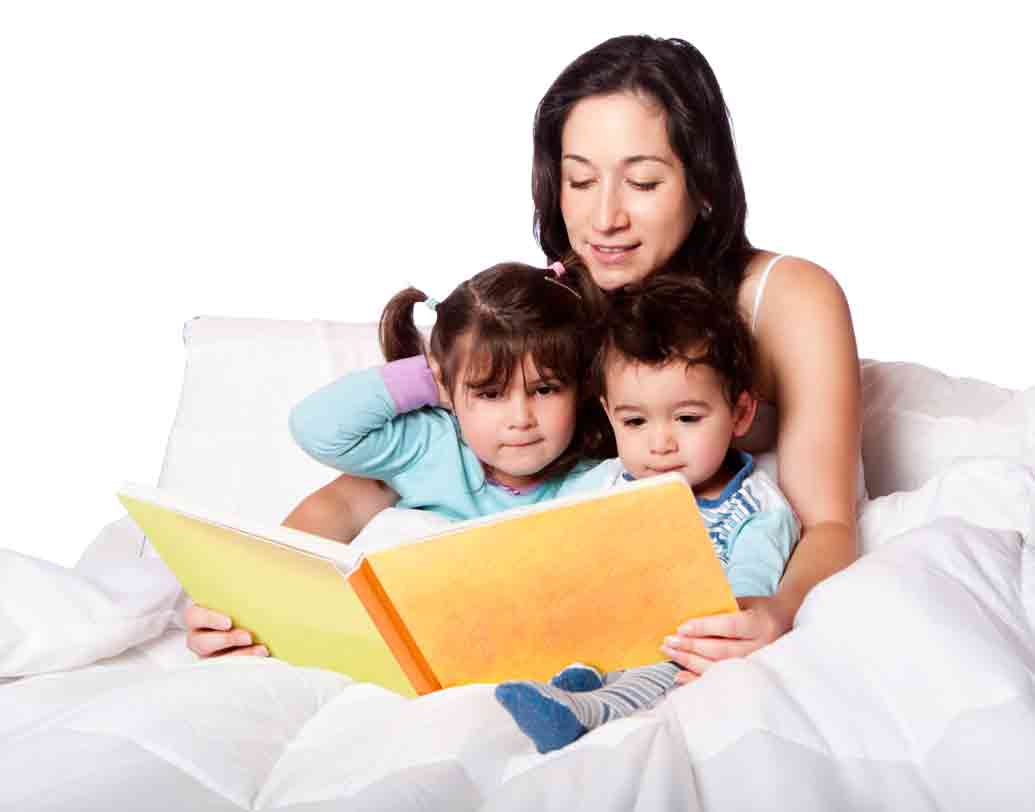 রাতে খাওয়াদাওয়ার পর সন্তানকে ঘুম পাড়াতে গান বা গল্পের আশ্রয় নিন। গানের সুর, গল্পের গতি এ সব শিশুর মস্তিষ্কের হাইপোথ্যালামাস ও থ্যালামাসকে প্রভাবিত করে। তাকে শান্ত করে।গান বা গল্প শুনতে শুনতে তাই ঘুমিয়ে পড়া অনেক শিশুরই অভ্যাস। ছবি: শাটারস্টক।