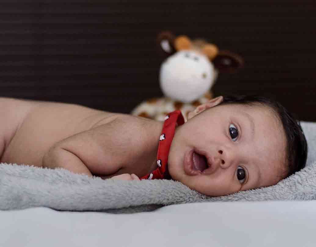 শিশুকে তো নির্দিষ্ট সময় ঘুম পাড়াতেই হবে, সঙ্গে ঘুমনোর সময় যদি তার হাতের কাছে প্রিয় কোনও খেলনা বা বস্তু দেন, তার সংস্পর্শে এসে শিশু ঘুমোয় অনেক তাড়াতাড়ি। মনোবিদদের মতে, শিশু ঘুমোনোর সময় পছন্দের বস্তু পেলে তার গন্ধে, স্পর্শে শিশুর মস্তিষ্কে চাপমুক্তির হরমোন ক্ষরণ করে, শিশু দ্রুত ঘুমোয়। ছবি: পিক্সঅ্যাবে।