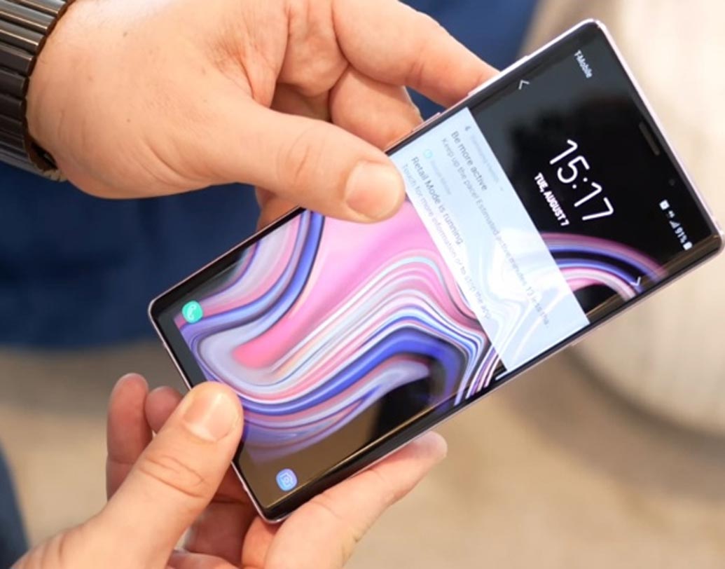 ৪০ সেকেন্ড চার্জ দিয়ে ৩০ মিনিট এই ফোন ব্যবহার করা যাবে। স্যামসাংয়ের তরফে দাবি করা হয়েছে, এই অবস্থায় টানা ২০০ বার বাটন প্রেস করা যাবে।