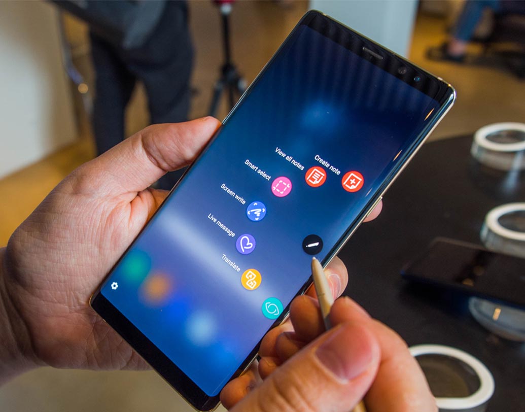 এই নোটে থাকবে একেজি হারমান স্পিকার, ওয়্যারলেস চার্জিং। নোট ৯-এ ইন বিল্ট রয়েছে ডেক্স। টাইপ সি ও এইচডিএমআই অ্যাডপটরের সাহায্যে সংযুক্ত করা যাবে মনিটরের সঙ্গে।