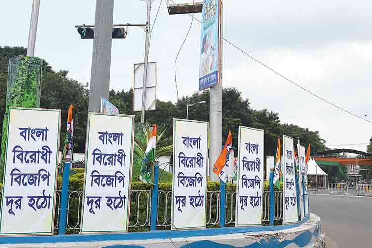 প্রস্তুতি: মেয়ো রোডে আজ বিজেপি সভাপতি অমিত শাহের সভার আগে তৃণমূলের প্রচার। ছবি: রণজিৎ নন্দী