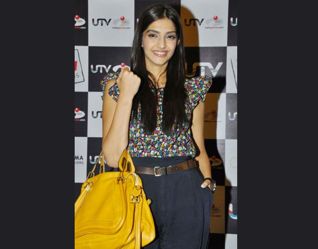 ক্যাজুয়াল লুকের সোনম কপূরের ডান দিকে হলুদ রঙের ক্লোয়ি পারাটি শোল্ডার ব্যাগ থাকায় নায়িকাকে যেন আরও চোখে পড়ছে। এ বার এর দামটা জেনে রাখুন। প্রায় ১ লক্ষ ২৫ হাজার টাকা।