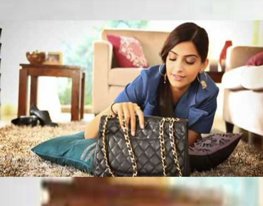শেনেল ক্ল্যাসিক জাম্বো ফ্ল্যাপ ব্যাগ থেকে যেন চোখ ফেরাতে পারছেন না সোনম। দামটাও বেশ নজরকাড়া। সাড়ে ৩ লক্ষ টাকার সামান্য বেশি।
