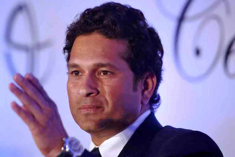 কোহালি, ধোনির মতো আইএসএলে দল রয়েছে সচিন তেন্ডুলকরেরও। কেরালা ব্লাস্টার্সের তিনি অন্যতম মালিক। এছাড়া প্রযুক্তি, ট্র্যাভেল পোর্টাল, হেলথকেয়ার, ফিটনেস প্রোডাক্টস, সবেতেই জড়িয়ে আছেন মাস্টার ব্লাস্টার। আরও অনেক কিছুর সঙ্গে যুক্ত আছেন ৪৫ বছর বয়সি কিংবদন্তি প্রাক্তন ক্রিকেটার। খুলেছেন রেস্তোরাঁও।