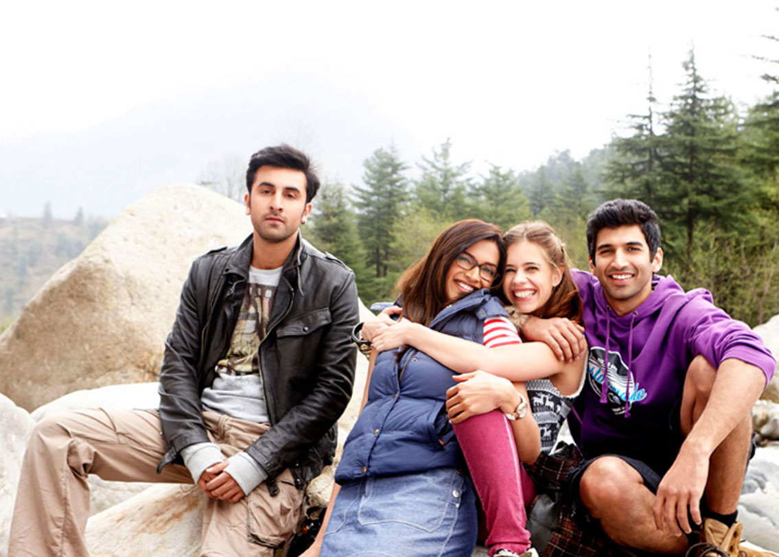 ইয়ে জাওয়ানি হ্যায় দিওয়ানি: রণবীর কপূর এবং দীপিকা পাড়ুকোন অভিনীত এই ছবিটি দেখানো হয়েছিল বন্ধুরা মানালিতে ট্রেকিং করতে গিয়েছিলেন। কিন্তু বাস্তবে সেটা মানালি নয়, ছিল কাশ্মীরের গুলমার্গ।