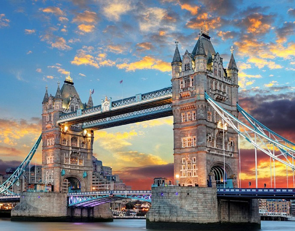 ইউরোপ ঘোরার শুরুটা করতে পারেন লন্ডন দিয়ে। শহরে পা রেখেই যেতে পারেন, লন্ডন আই বা টাওয়ার অব লন্ডন দেখতে। আর আপনার ইচ্ছে যদি থাকে রাজপ্রাসাদ দেখার, তা-ও মিটিয়ে ফেলতে পারেন বাকিংহাম প্যালেস ট্যুরের টিকিট কেটে। যেতে পারেন সায়েন্স মিউজিয়ামে বা মাদাম তুসোর মিউজিয়ামে।