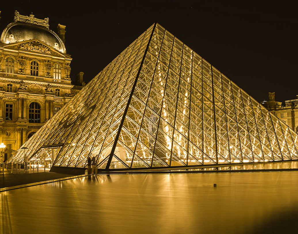 অনেকেই ইউরোপ ট্যুর শুরু করেন প্যারিস দিয়ে। হবে না-ই কেন, ল্যুভর মিউজিয়াম, আইফেল টাওয়ার বা শ্যাতো দি ভার্সেইয়ের মতো বিখ্যাত জায়গা ছাড়াও আছে নানা দর্শনীয় জায়গা। ছবির মতো শহরে ঘুরেফিরে ক্লান্ত হলে বসতে পারেন কোনও ক্যাফে বা রেস্তরাঁয়। স্বাদ নিতে পারেন ফরাসি খাবারের।