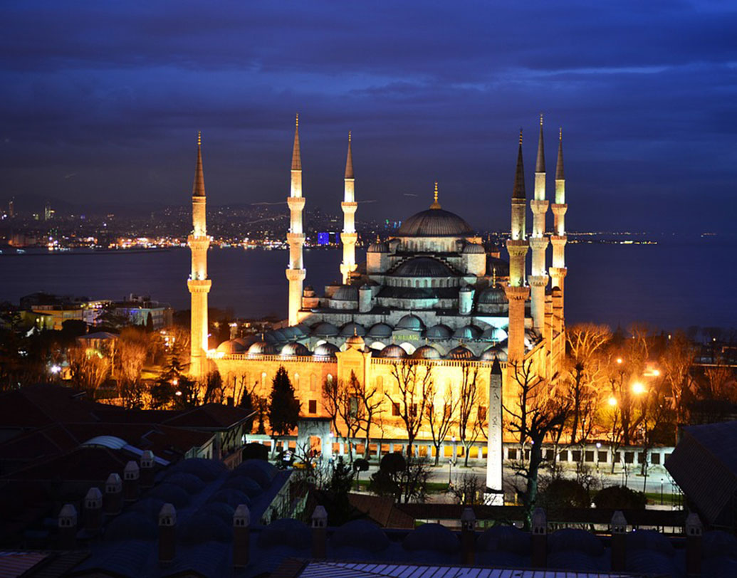 গল্প-উপন্যাসের চরিত্রের মাধ্যমে ইস্তানবুলের সঙ্গে অনেকেরই পরিচয় ঘটেছে। জীবনে এক বার অন্তত তুরস্কের এই শহরে পা রাখা অনেকেরই স্বপ্ন। এখানে গেলে ঘুরে দেখতে পারেন তপকাপি প্যালেস, হাজিয়া সোফিয়া মিউজিয়াম, সুলতান আহমেদ মসজিদ বা গ্র্যান্ড বাজার। রয়েছে ইসলামিক আর্ট মিউজিয়াম, আর্কিওলজির মিউজিয়ামের মতো একাধিক মিউজিয়াম।