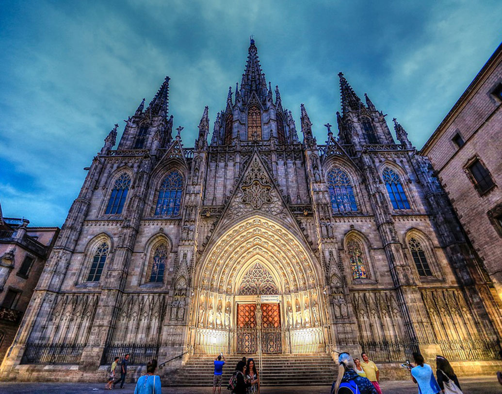 ফুটবলের শহর বার্সেলোনায় ছড়িয়ে রয়েছে একাধিক মিউজিয়াম। সঙ্গে রয়েছে বিখ্যাত বাসিলিকা চার্চ। বাসিলিকা দি লা সাগ্রাদা ফামিলিয়া নামে পরিচিত এই চার্চের ডিজাইন করেছিলেন স্পেনীয় আর্কিটেক্ট আন্তনি গাউদি। রয়েছে গথিক কোয়ার্টার, কাসা মিলার মতো জায়গা।