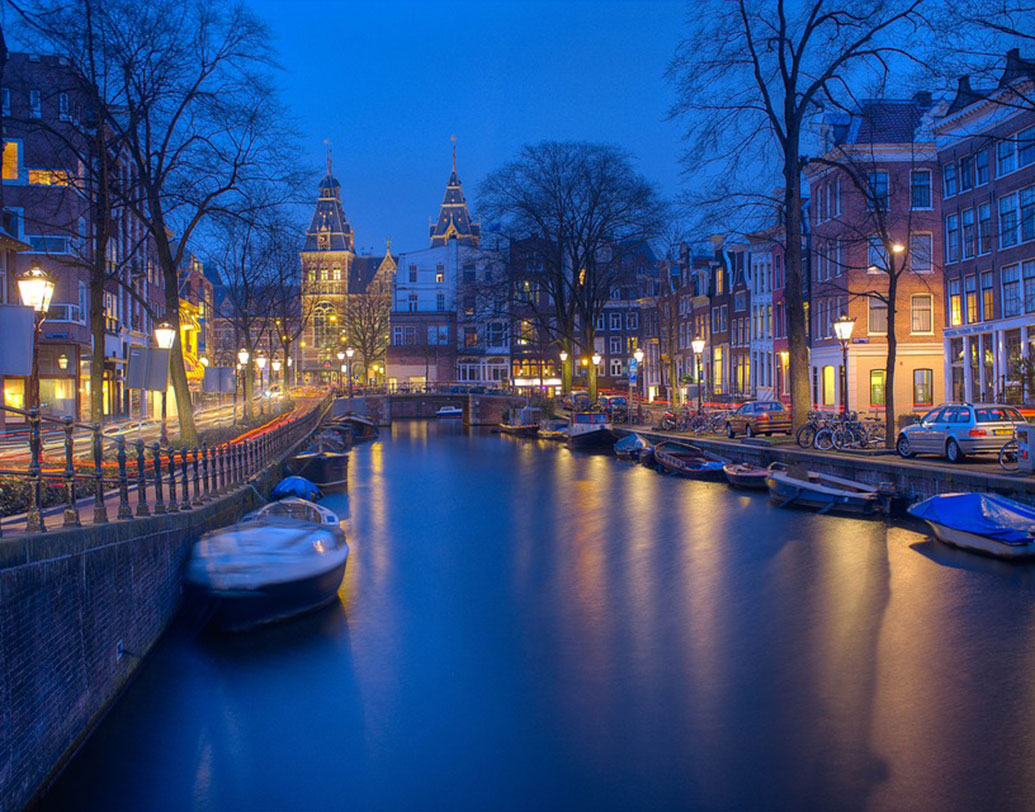 ছবির মতো সাজানো-গোছানো আমস্টারডামে রয়েছে একাধিক মিউজিয়াম। ইতিহাসের পাতা উল্টে দেখতে চান? তবে যেতে পারেন অ্যান ফ্রাঙ্ক মিউজিয়ামে। শিল্পে উৎসাহী? তবে পা রাখুন ভ্যান গঘ মিউজিয়ামে। সেই সঙ্গে অনেকেই ভিড় জমান ওয়েস্ট চার্চ, আমস্টারডাম বন্দর বা রয়্যাল প্যালেসে।