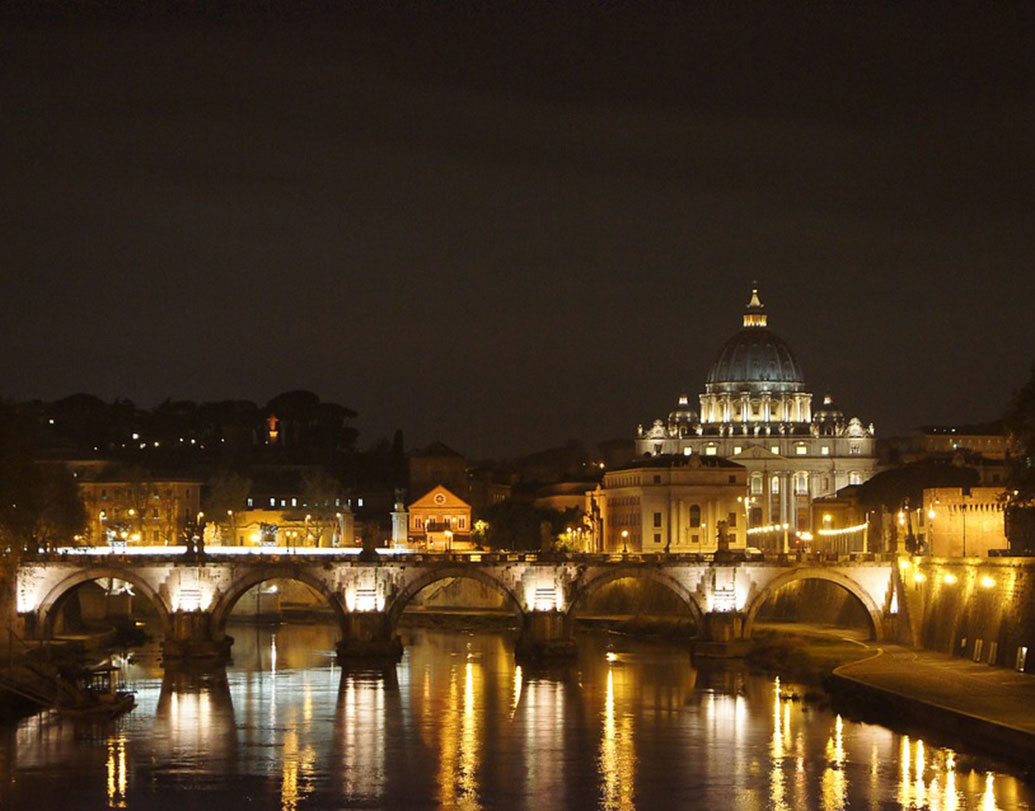 ইতালির বহু শহরের মতোই এ শহরের একাধিক মিউজিয়াম দেখতে যান ট্যুরিস্টরা। ন্যাশনাল রোমান মিউজিয়াম তার মধ্যে অন্যতম আকর্ষণ। সেন্ট পিটার্স স্কোয়্যার বা ক্যাম্পে দি ফিওরির মতো জায়গাতেই ভিড় করেন অনেকে।
