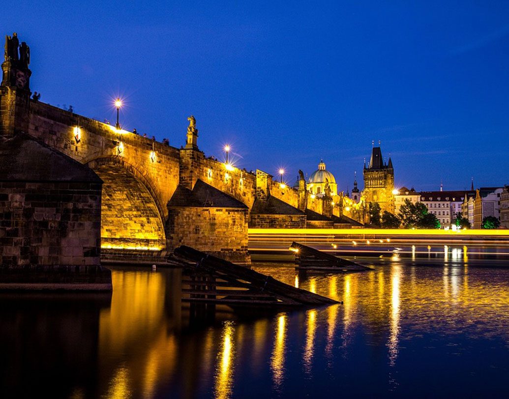 স্থাপত্যশিল্পে উৎসাহীদের জন্য বোধহয় প্রাগের মতো শহর আদর্শ। গথিক, বারোক বা রেনেসাঁ স্টাইলের একাধিক স্থাপত্য ছড়িয়ে রয়েছে শহর জুড়ে। চার্লস ব্রিজ, প্রাগ দুর্গ, সেন্ট ভিটাস ক্যাথেড্রালের মতো জায়গাতেও ভিড় ছাপিয়ে যায় ফি বছর।