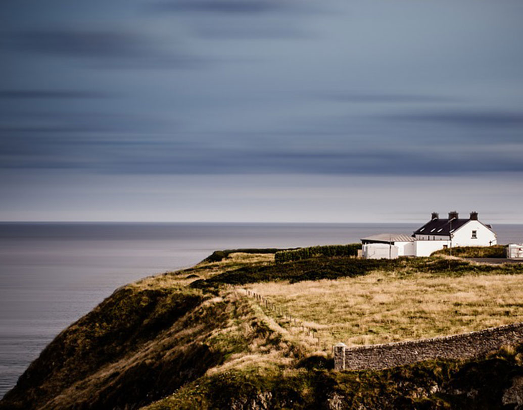 ডাবলিনে পা রেখেই অনেকে ছুটে যান ট্রিনিটি কলেজে। সঙ্গে রয়েছে গ্র্যাফটন স্ট্রিটের হাতছানি। ট্রিনিটি কলেজ থেকে হাঁটতে হাঁটতে অনেকেই সেখানে পৌঁছে যান। ন্যাশনাল গ্যালারি অব আয়ারল্যান্ড বা মেরিওন স্কোয়্যারেও দেখা যায় বহু ট্যুরিস্ট।