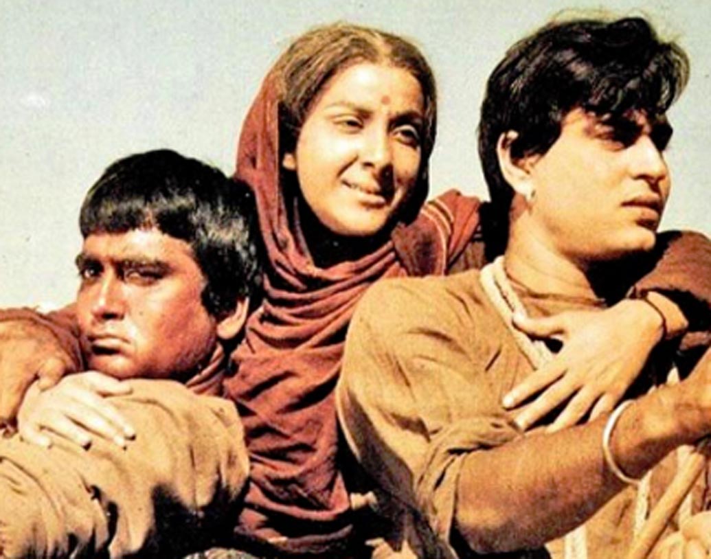 ‘মাদার ইন্ডিয়া’র সেটেই নার্গিসের প্রেমে পড়েছিলেন সুনীল দত্ত। তবে নার্গিসকে কিন্তু এই ছবিতে সুনীলের মায়ের চরিত্রেই দেখা গিয়েছিল। ১৯৫৪ সালে আবার ‘ইয়াদে’ ছবিতে একসঙ্গে রোম্যান্স করতে দেখা গিয়েছিল নার্গিস আর সুনীল দত্তকে।