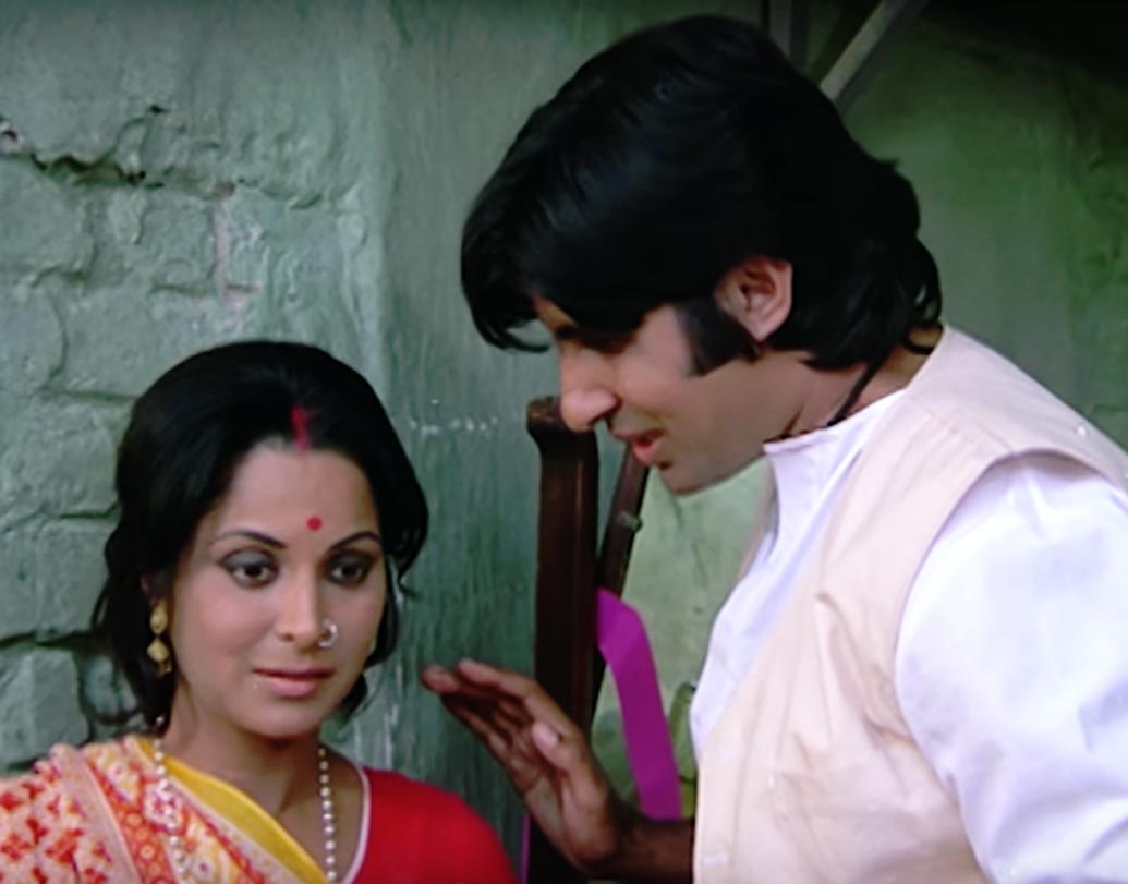 ১৯৭৬ এর সিনেমা ‘আদালত’-এ অমিতাভ বচ্চনের প্রেমিকা হয়েছিলেন ওয়াহিদা রহমান। ঠিক তার দু’বছর পরেই আবার ‘ত্রিশূল’ ছবিতে ওয়াহিদাকে মা বলেই ডেকেছেন সিনিয়র বচ্চন।