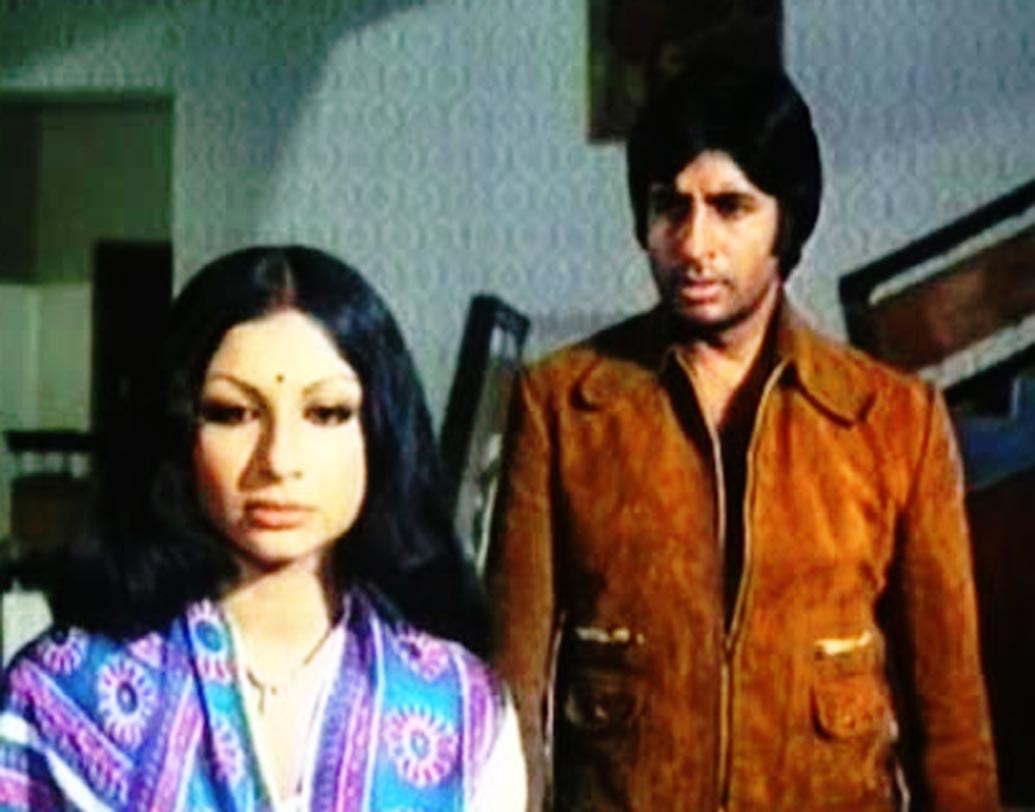 ‘ফরার’ (১৯৭৫) ছবিতে শর্মিলা ঠাকুর ছিলেন অমিতাভ বচ্চনের স্ত্রী। সেই শর্মিলাই আবার ‘দেশপ্রেমী’ (১৯৮২) ছবিতে অমিতাভের মা’য়ের ভূমিকায় অভিনয় করেছিলেন।