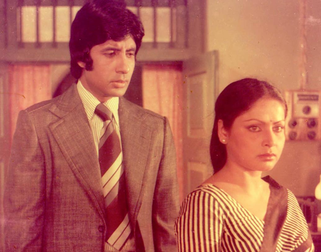 সলমন শাহরুখের তো মা হয়েই ছিলেন রাখী গুলজার। কিন্তু অমিতাভ বচ্চনেরও যে মা হয়েছিলেন, তা কি জানতেন? ‘কসমে ওয়াদে’ (১৯৭৮) ছবিতে প্রেম করেছিলেন রাখী আর বচ্চন। আবার ‘শক্তি’ ছবিতেই রাখী, অমিতাভের মা হয়েছিলেন।