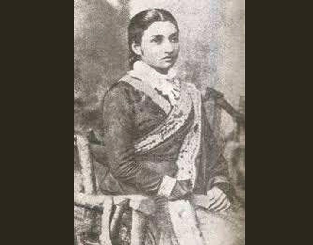 ‘শাড়ি’ শব্দের উৎস সংস্কৃত ‘শাটী’ থেকে। ‘শাটী’-র অর্থ পরিধেয় বস্ত্র। মুঘল আমলে শাড়ি পরা হত এক প্যাঁচে। ভিক্টোরিয়ান যুগে ফুলহাতা ব্লাউজ ও পেটিকোটের চল শুরু হয়। তবে এদেশের নারীরা আধুনিক শাড়ি পরার চলন শিখেছেন মূলত ঠাকুর বাড়ির কল্যাণে৷ সত্যেন্দ্রনাথ ঠাকুরের স্ত্রী জ্ঞানদানন্দিনীর অবদান এক্ষেত্রে অনস্বীকার্য।