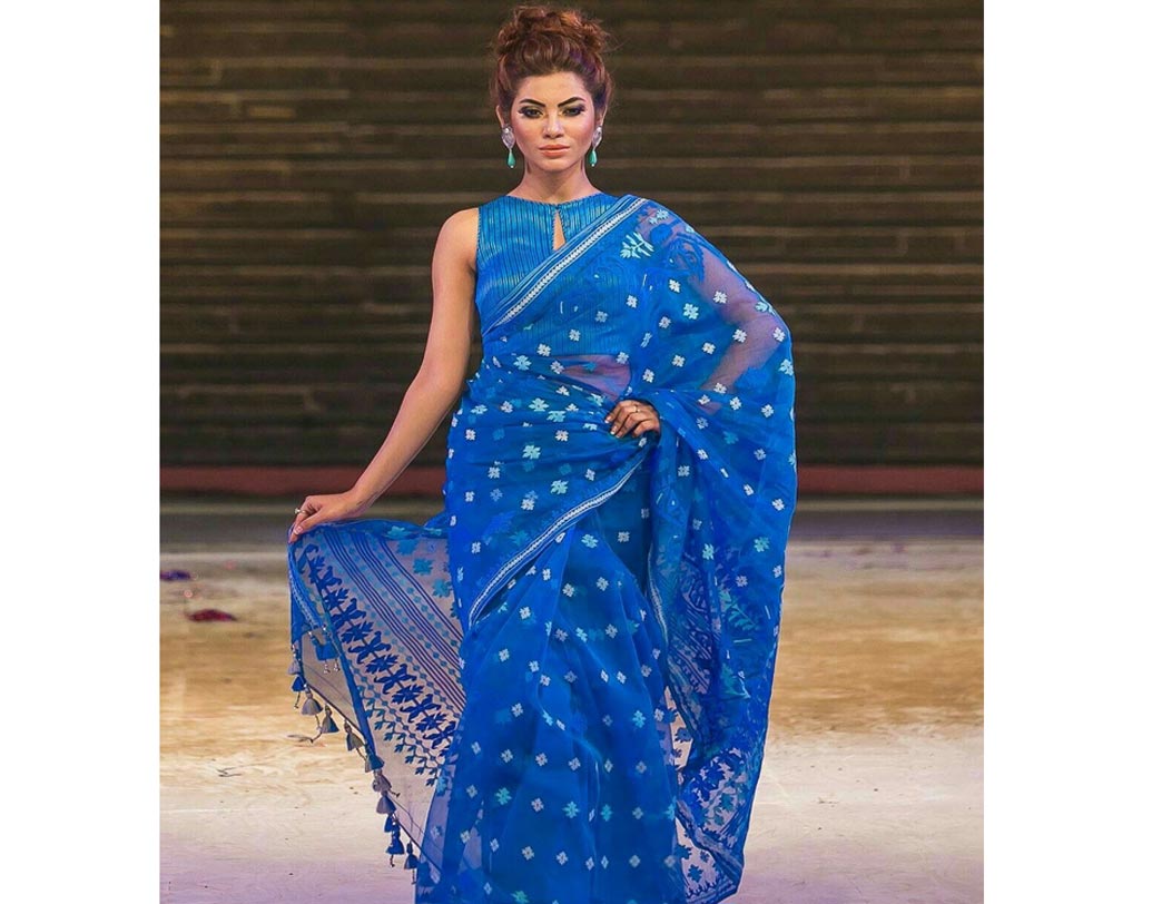 ঢাকাই জামদানি: অতি সূক্ষ্ম মসলিন ফ্যাব্রিকের উপর জামদানি কাজ। ঢাকা শহরের নামে এ শাড়ির নাম।