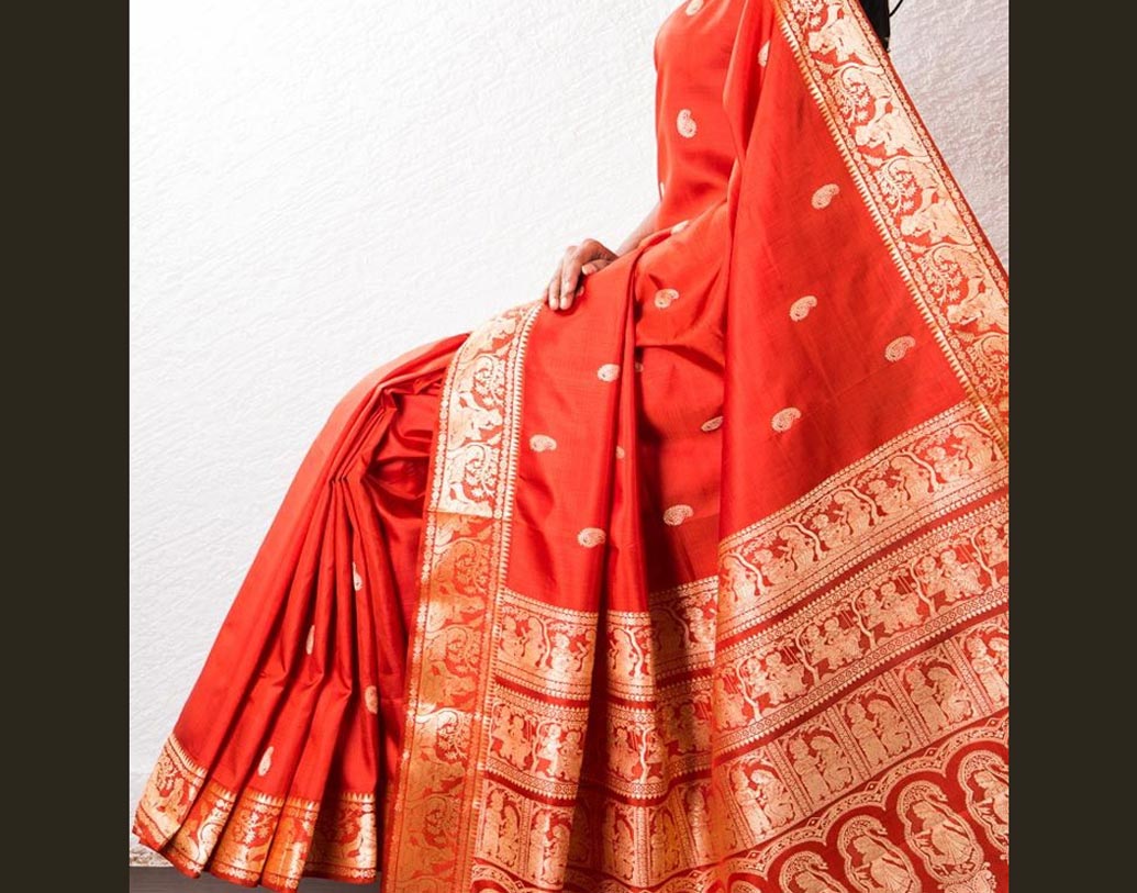 বাংলার বালুচরী: বাঁকুড়ার বিষ্ণুপুরের তাঁতিরা বোনেন এই সিল্কের শাড়ি। পাড় ও আঁচলে থাকে রামায়ণ মহাভারতের গল্প, সুতোয় বোনা হয় কাহিনি। সুতোর রং সোনালি হলে বালুচরীকে বলা হয় স্বর্ণচরী। রয়েছে মুর্শিদাবাদের সিল্কের শাড়িও।